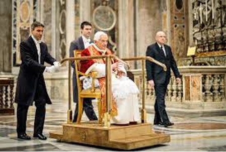 DEZEMBRO DE 2012 O pontífice durante missa na Basílica de São Pedro: plataforma móvel para percorrer 100 metros