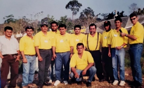 Grupo de pessoas posando para foto Descrição gerada automaticamente