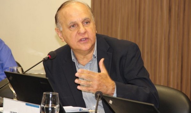 Homem sentado em frente a computador Descrição gerada automaticamente