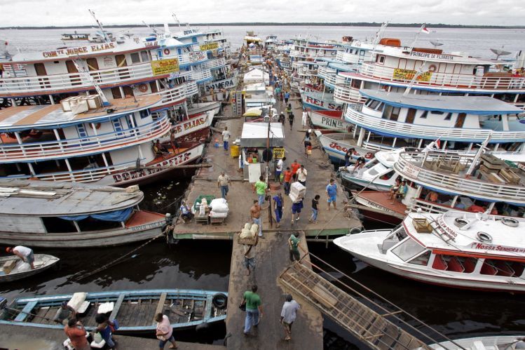 Barco ancorado na beira da água

Descrição gerada automaticamente