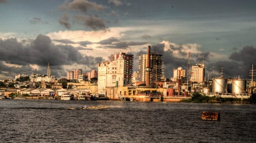 Cidade com prédios e água ao fundo

Descrição gerada automaticamente