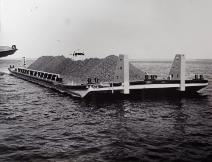 Foto em preto e branco de navio na água

Descrição gerada automaticamente
