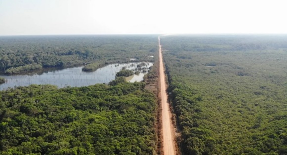 Campo com montanhas ao fundo

Descrição gerada automaticamente