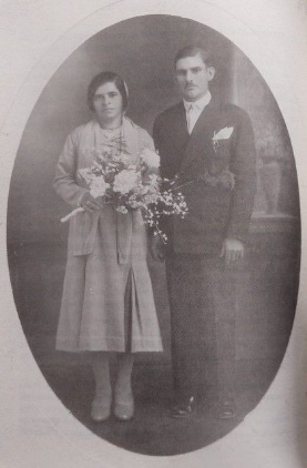 Foto em preto e branco de homem e mulher em pé posando para foto

Descrição gerada automaticamente