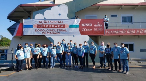Grupo de pessoas na frente de um prédio

Descrição gerada automaticamente
