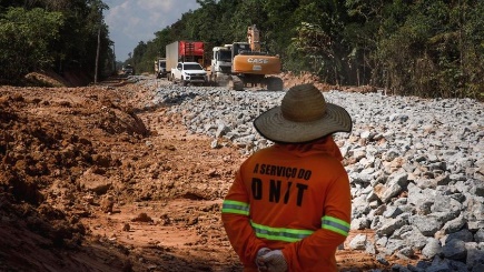 Uma imagem contendo ao ar livre, terra, rocha, andando de

Descrição gerada automaticamente