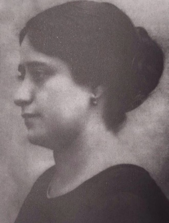 Foto preta e branca de rosto de pessoa visto de perto

Descrição gerada automaticamente