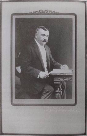 Foto em preto e branco de homem na frente de uma janela

Descrição gerada automaticamente