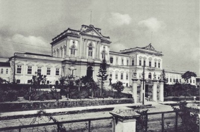 Foto em preto e branco de igreja

Descrição gerada automaticamente