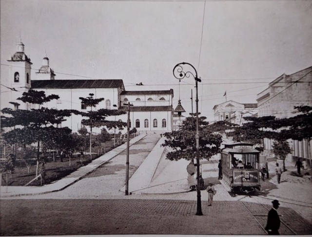 Foto preta e branca de pessoas na rua com prédio em cima

Descrição gerada automaticamente