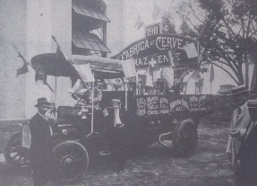 Foto preta e branca de pessoas sentadas em carruagem

Descrição gerada automaticamente