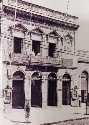 Foto preta e branca de uma igreja

Descrição gerada automaticamente
