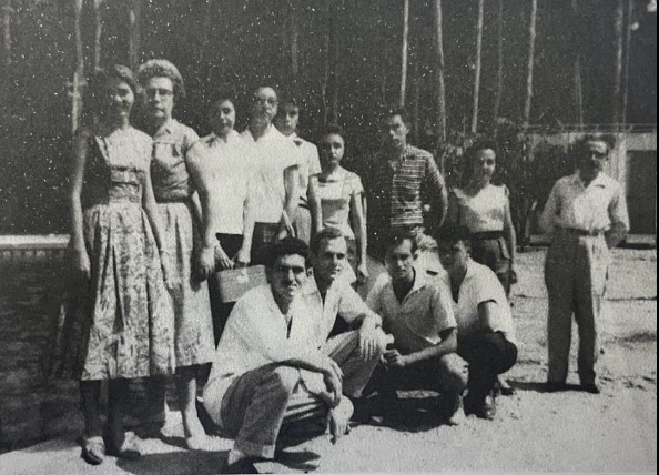Foto em preto e branco de grupo de pessoas posando para foto

Descrição gerada automaticamente