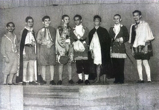 Foto em preto e branco de grupo de pessoas posando para foto

Descrição gerada automaticamente