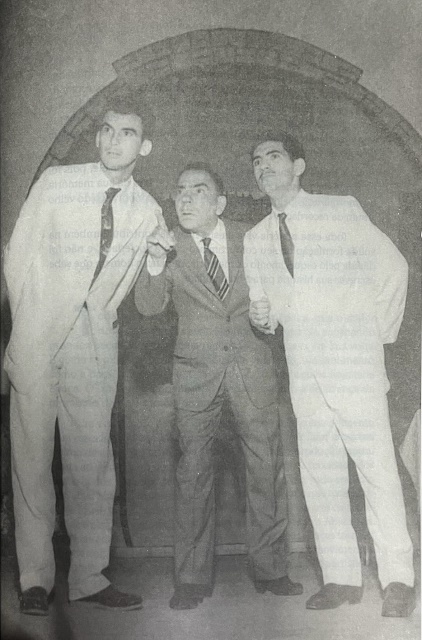 Foto em preto e branco de pessoas posando para foto

Descrição gerada automaticamente