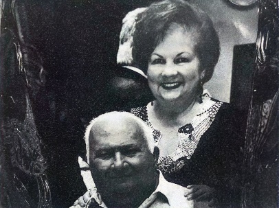 Foto em preto e branco de pessoas posando para foto

Descrição gerada automaticamente
