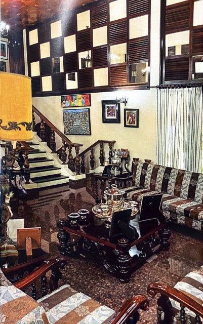 Quarto com mesa e cadeiras de madeira

Descrição gerada automaticamente com confiança média