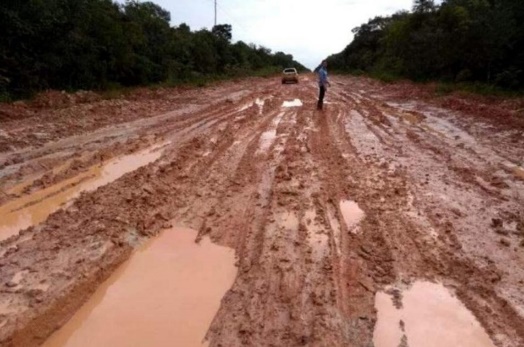 Caminho de terra

Descrição gerada automaticamente