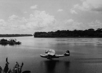 Foto em preto e branco de barco na água

Descrição gerada automaticamente