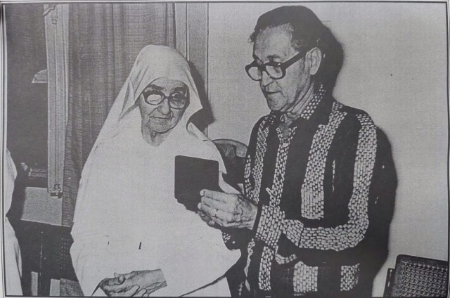 Foto em preto e branco de homem e mulher

Descrição gerada automaticamente