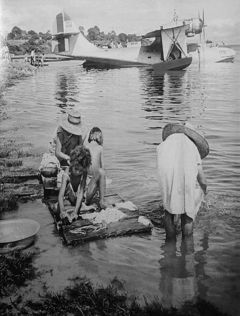 Foto em preto e branco de pessoas a andarem de barco na água

Descrição gerada automaticamente