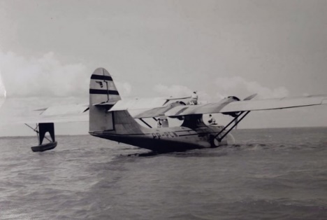 Foto preta e branca de avião de pequeno barco

Descrição gerada automaticamente