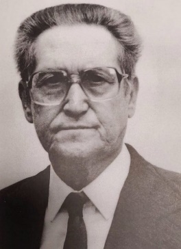 Foto preta e branca de homem de terno e gravata

Descrição gerada automaticamente