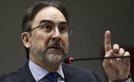 Homem de terno e gravata falando no microfone

Descrição gerada automaticamente