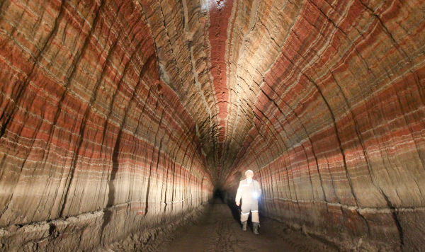Uma imagem com túnel, metropolitano, gruta

Descrição gerada automaticamente