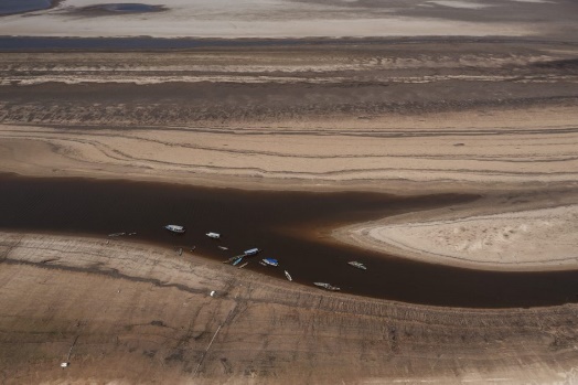 Barco na areia da praia

Descrição gerada automaticamente com confiança média