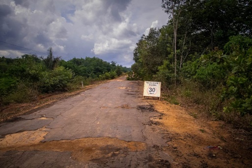 BR-319

Há mais de três décadas, o Amazonas permanece isolado por sua única ligação rodoviária com o restante do Brasil, a BR-319, que está travada devido a questões ambientais e políticas. Enquanto isso, o potencial de nossos rios como hidrovias, uma solução evidente para enfrentar as eventos climáticos extremos, é sistematicamente postergado. A complexidade das necessidades logísticas da Amazônia é tratada com descaso, e o desenvolvimento da região é frequentemente marginalizado, enquanto críticas são dirigidas à sua planta industrial, a Zona Franca de Manaus, que contribui significativamente para a economia regional e nacional.