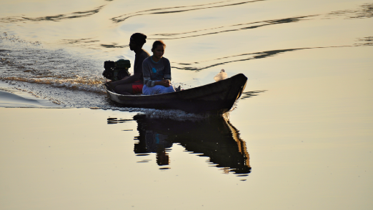 Homem sentado em um barco na água

Descrição gerada automaticamente com confiança média