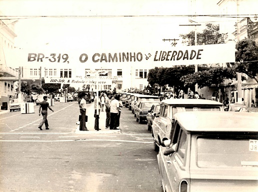 Inauguração oficial da BR-319 em março de 1976 em Manaus / Instituto Durango Duarte

Há mais de três décadas, o Amazonas permanece isolado por sua única ligação rodoviária com o restante do Brasil, a BR-319, que está travada devido a questões ambientais e políticas. Enquanto isso, o potencial de nossos rios como hidrovias, uma solução evidente para enfrentar as eventos climáticos extremos, é sistematicamente postergado. A complexidade das necessidades logísticas da Amazônia é tratada com descaso, e o desenvolvimento da região é frequentemente marginalizado, enquanto críticas são dirigidas à sua planta industrial, a Zona Franca de Manaus, que contribui significativamente para a economia regional e nacional.