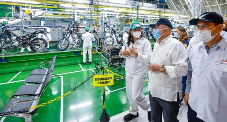 Presidente Lula, em campanha presidencial de 2022, visitando a fábrica da Honda, no Polo Industrial de Manaus

Esse compromisso é uma resposta direta à carta entregue pelas entidades industriais do Amazonas, CIEAM e FIEAM, que pedem maior atenção do governo federal ao asfaltamento da rodovia BR-319 e ao desenvolvimento de um Plano Amazonense de Logística e Transportes (PALT), essencial para a superação dos desafios econômicos e ambientais da região.