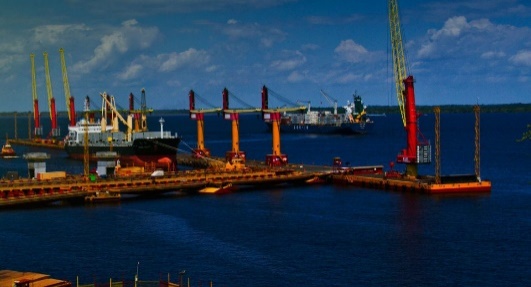 Na Amazônia, soluções inovadoras na vazante extrema levam o porto até os navios Porto Chibatão. Foto: Divulgação/Grupo Chibatão