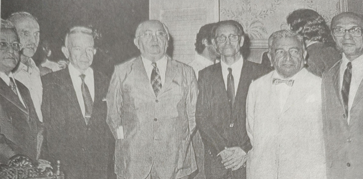 Foto em preto e branco de grupo de pessoas posando para foto

O conteúdo gerado por IA pode estar incorreto.