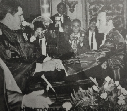 Foto em preto e branco de grupo de pessoas sentadas

O conteúdo gerado por IA pode estar incorreto.