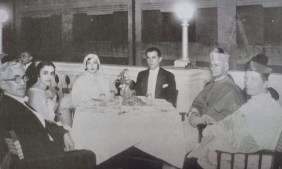 Foto em preto e branco de grupo de pessoas sentadas

O conteúdo gerado por IA pode estar incorreto.