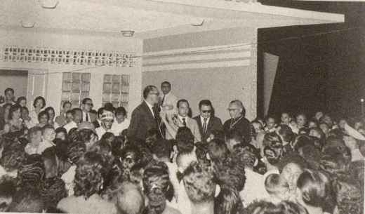 Foto em preto e branco de grupo de pessoas lado a lado O conteúdo gerado por IA pode estar incorreto.
