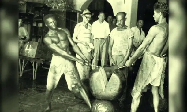 Foto em preto e branco de grupo de pessoas posando para foto O conteúdo gerado por IA pode estar incorreto.