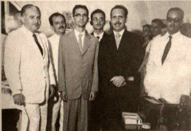 Foto em preto e branco de grupo de pessoas posando para foto

O conteúdo gerado por IA pode estar incorreto.
