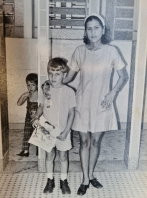 Foto em preto e branco de pessoas posando para foto

O conteúdo gerado por IA pode estar incorreto.