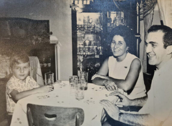 Foto em preto e branco de pessoas sentadas ao redor de uma mesa

O conteúdo gerado por IA pode estar incorreto.