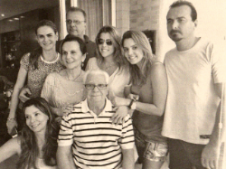 Foto em preto e branco de grupo de pessoas posando para foto

O conteúdo gerado por IA pode estar incorreto.