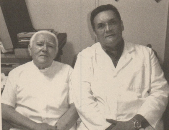Foto preta e branca de homens posando para foto

O conteúdo gerado por IA pode estar incorreto.