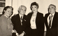 Foto em preto e branco de grupo de pessoas posando para foto
O conteúdo gerado por IA pode estar incorreto.