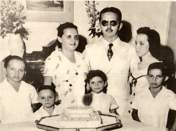 Foto em preto e branco de grupo de pessoas posando para foto O conteúdo gerado por IA pode estar incorreto.