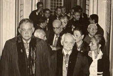 Foto em preto e branco de grupo de pessoas posando para foto
O conteúdo gerado por IA pode estar incorreto.