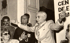 Foto preta e branca de homens posando para foto
O conteúdo gerado por IA pode estar incorreto.