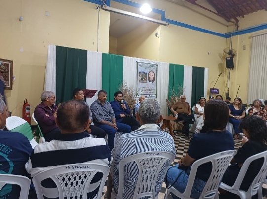 Grupo de pessoas sentadas em cadeiras O conteúdo gerado por IA pode estar incorreto.